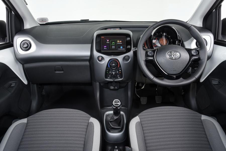 Торпедо Toyota Aygo x-cite 5-Door 2018 года  (ZA) (фото 29 из 41)